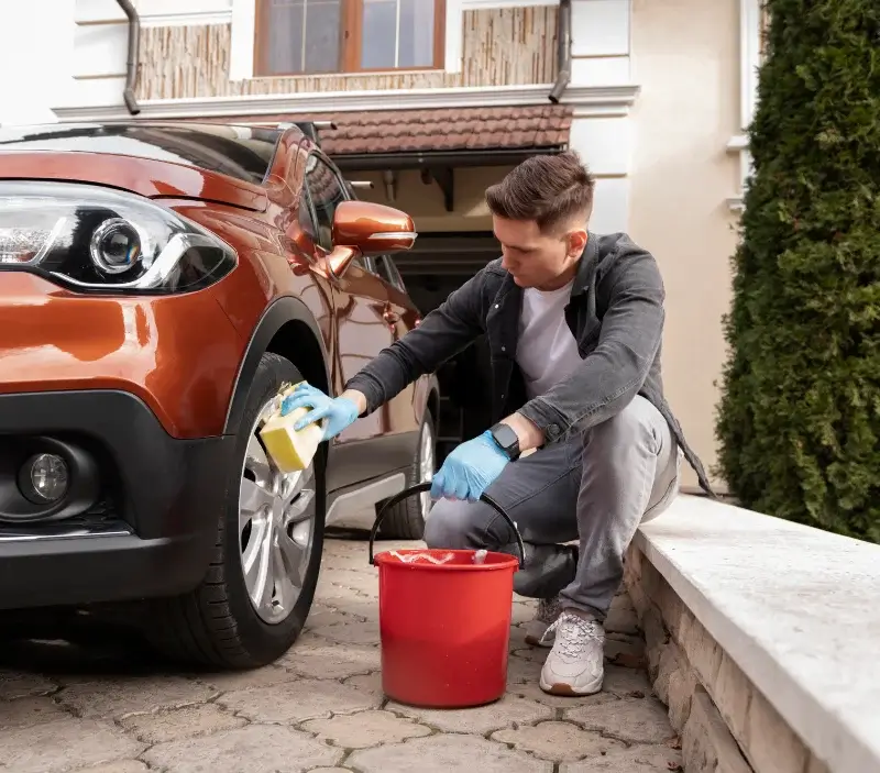 Lavage auto à domicile Romain : professionnel intervenant sur un véhicule